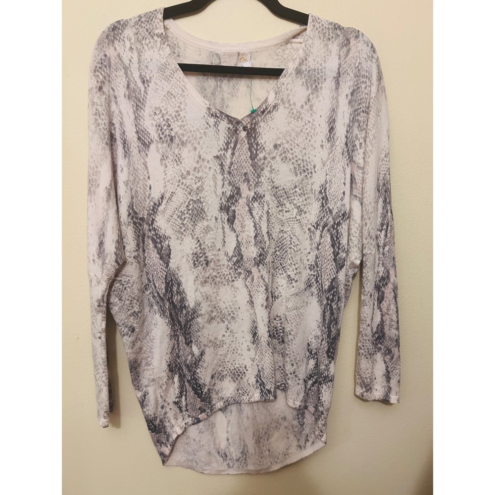 Karli Snakeskin Knit Top Womens Small Cream Gray Excellent Batwing High-Low Hem